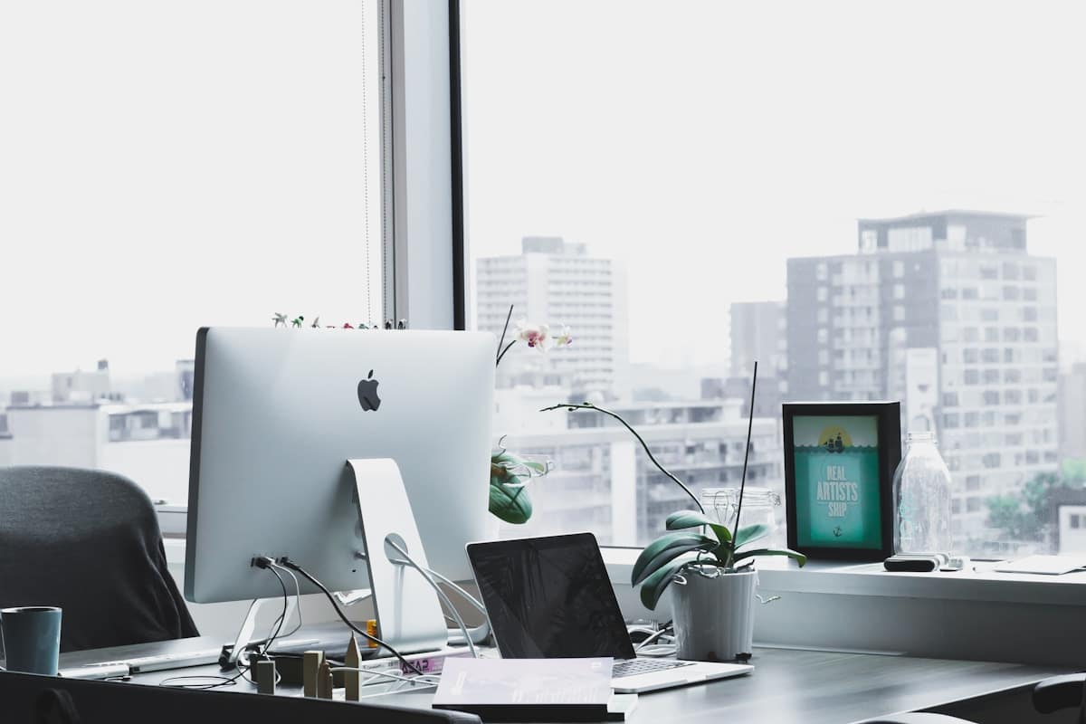 Bureau éco-responsable avec infrastructure IT verte