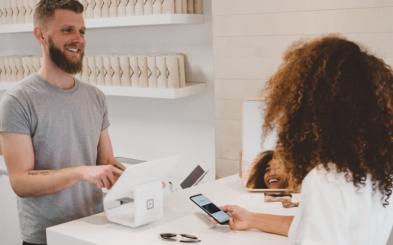 Client satisfait laissant un avis Google positif
