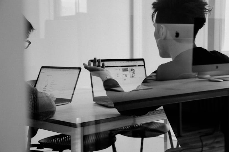 Equipe de support informatique travaillant sur infrastructure reseau