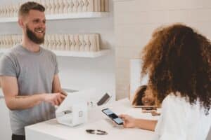 Lire la suite à propos de l’article WiFi en Établissement : Comment Connecter Vos Clients Quand la 4G Ne Passe Pas