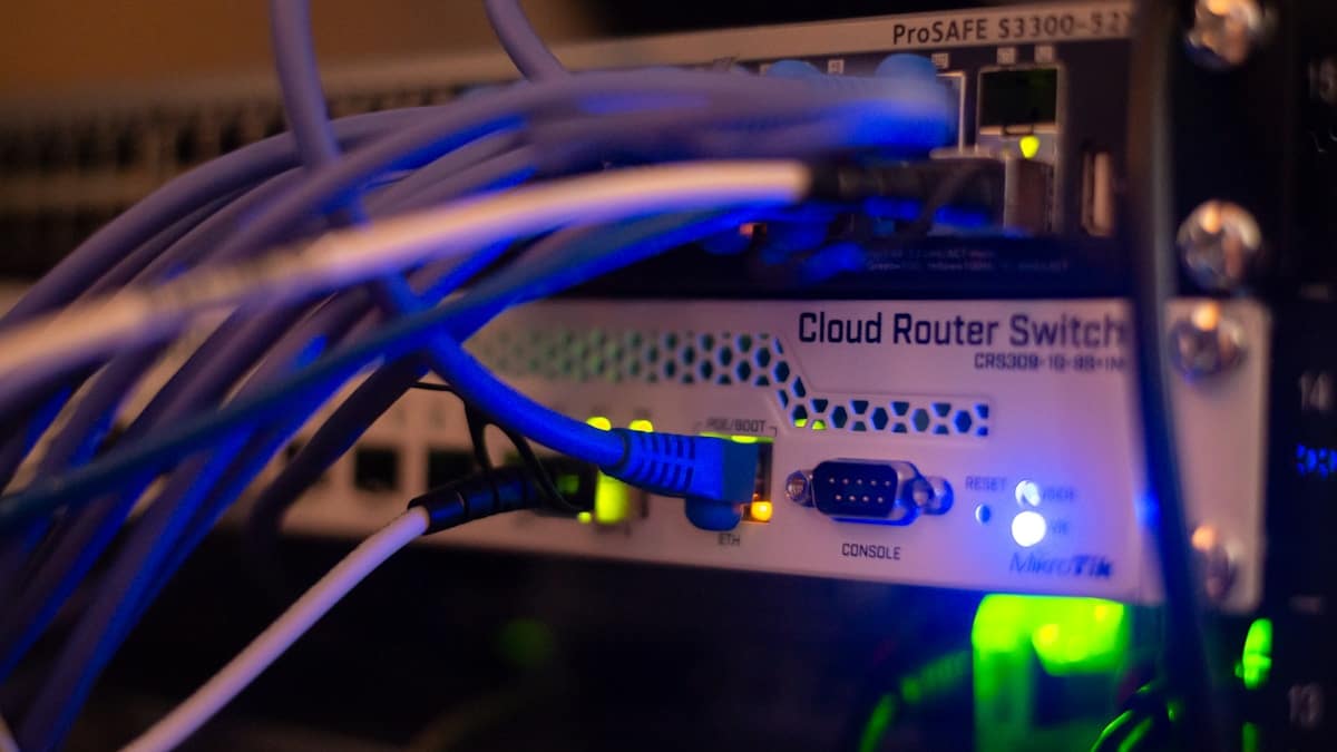 Switch réseau câbles Ethernet Gigabit - infrastructure réseau entreprise