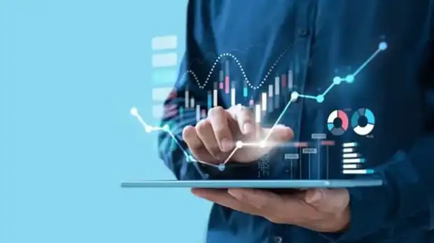 Responsable des systèmes d'information analysant les indicateurs de performance du SI sur une tablette