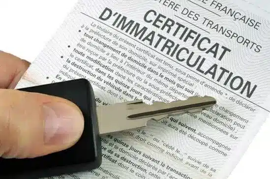 Une clé posée sur un certificat d'immatriculation : les pirates ont ajouté une deuxième clé d'accès au SIV sous le certificat du garage