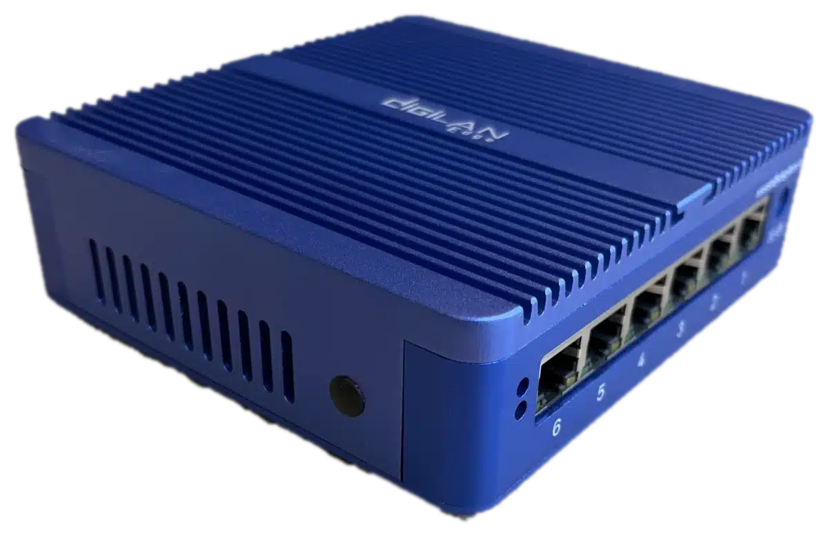 Boîtier Digilan V6 supportant la Gateway Edge Citypassenger : 6 ports RJ45 numérotés, boîtier bleu à ailettes, vue de trois quarts