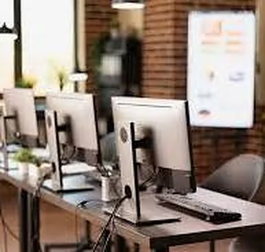 Open space avec plusieurs postes informatiques : les équipements visibles ne sont qu'une partie de ce qui se connecte au réseau